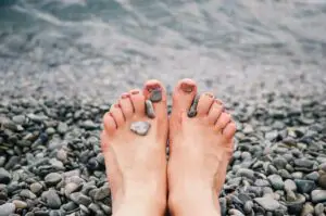 model pretty feet beach