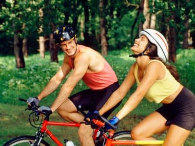 how to take creatine - man and woman riding bikes
