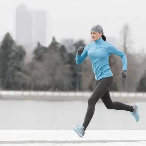 athlete running in cold. cold weather running. temperature regulation