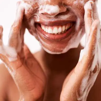 neutrogena rapid wrinkle. woman washing face